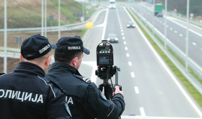 Шеесет и двајца возачи во Скопје санкционирани за брзо возење