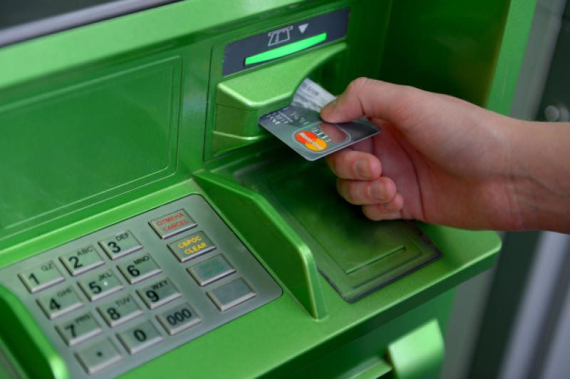 Грците повторно ќе може да подигнуваат пари од банкомат