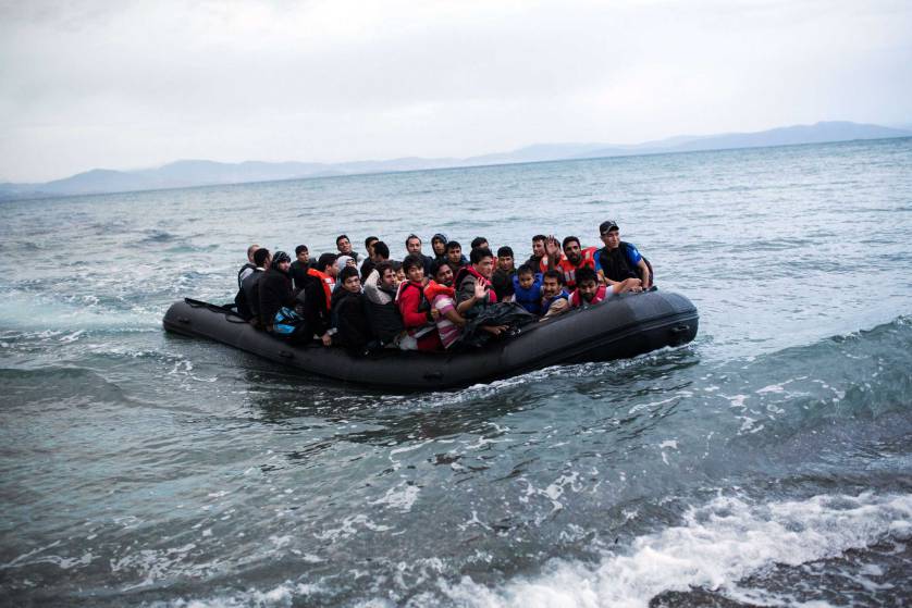 Потрага по чамец со 60 мигранти