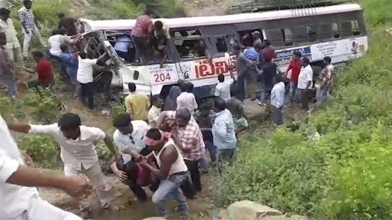 Во автобуска несреќа загинаа 50 луѓе