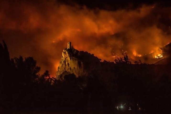 Огромен пожар кај Пиза, евакуирани 700 луѓе (ФОТО/ВИДЕО)