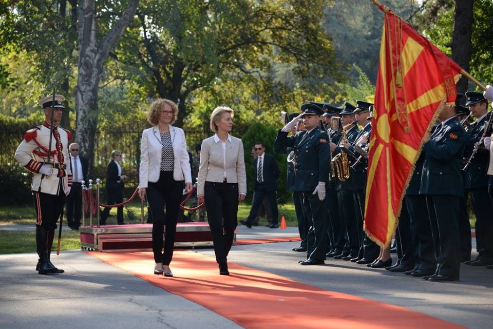 Шекеринска ја пречека Урсула фон дер Лаин