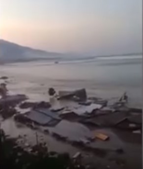 Носеше се пред себе: Страшно цунами во Индонезија (ВИДЕО)
