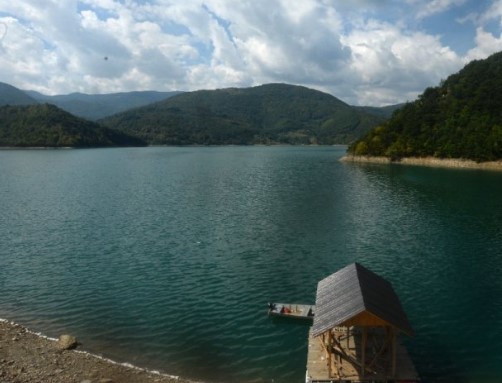 Косовците го напаѓаат езерото од кое Србите пијат вода и трафостаницата од која се снабдуваат со струја