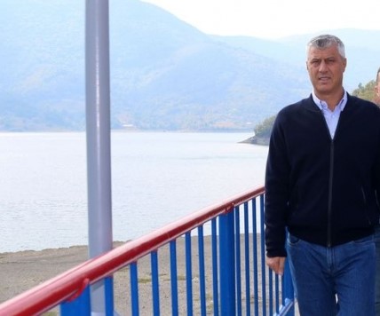 Откако ги истера Србите: Taчи се повози по езерото „Газивода“ (ВИДЕО)