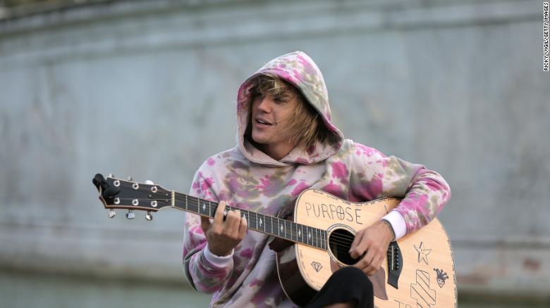 Џастин Бибер како уличен свирач во Лондон (ВИДЕО)