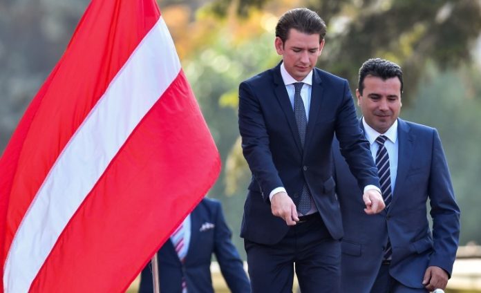 Курц пречекан со погрешно знаме – место австриско, со латвиско