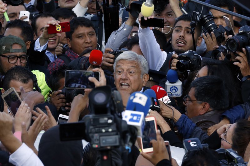 Претседателот на Мексико на удар бидејќи бакнал репортерка