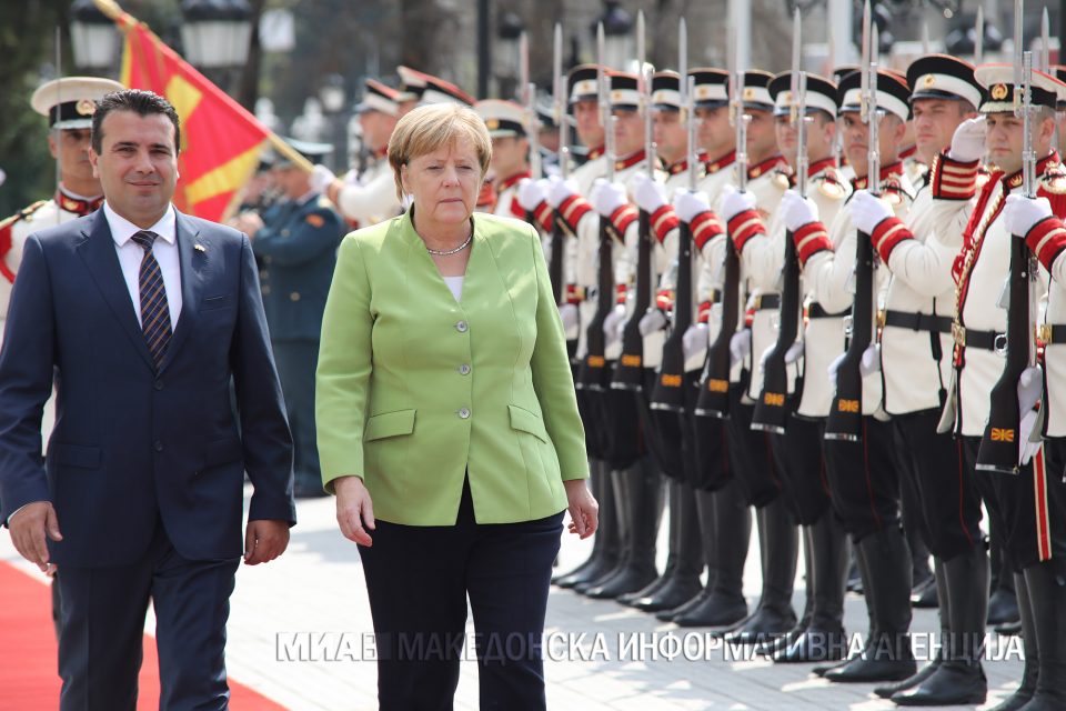 Меркел се надева дека Македонија годинава ќе ги започне преговорите, Албанија ќе мора да почека