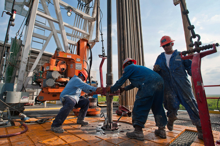 ОПЕК го намалува производството на нафта, расте цената на „црното злато“