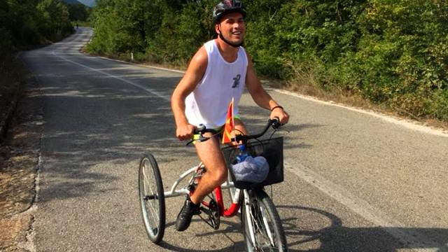 Васил Јанкула, кој боледува од церебрална парализа, ја извози патеката на Охридскиот маратон