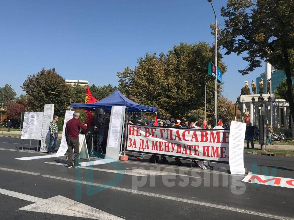 Булеварот пред Собрание блокиран – демонстранти поставија и шатор (ФОТО)
