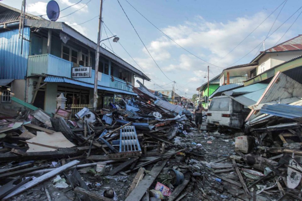 Се повеќе жртви во Индонезија – бројката се искачи преку 1.400