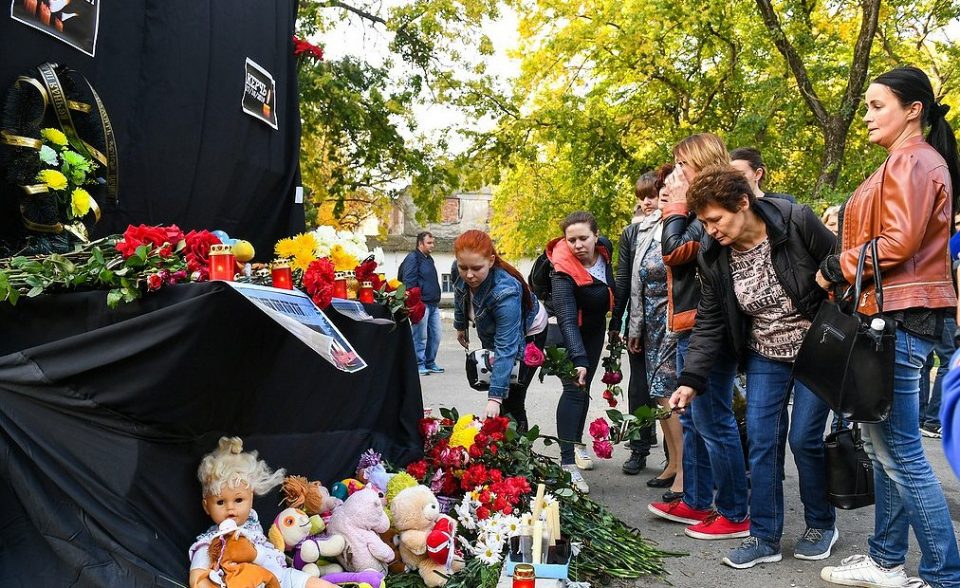 Илјадници се простија од загинатите во нападот на кримскиот колеџ