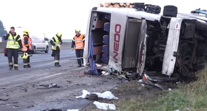 Двајца Македонци потешко повредени – Автобус се судри со камион во Австрија