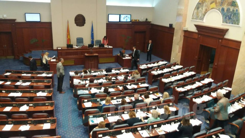 Седницата за уставни измени презакажана за во 15 часот – се очекува и Мицкоски тогаш да се појави пред Собрание