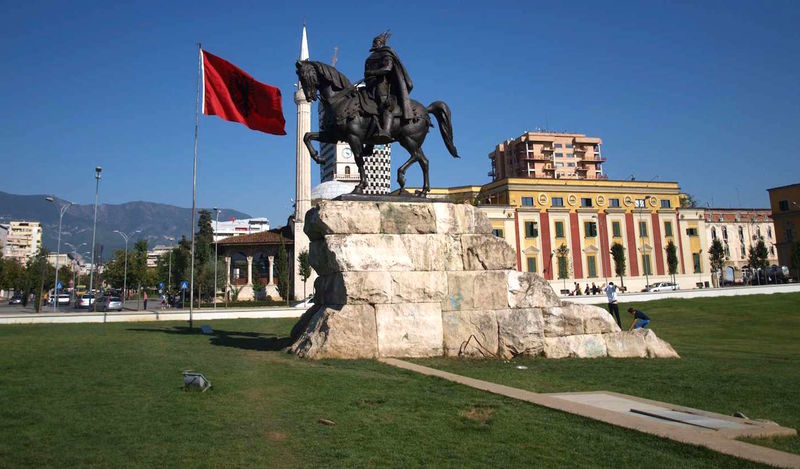 Пет до десет години забрана за излез од Албанија за направен изборен криминал