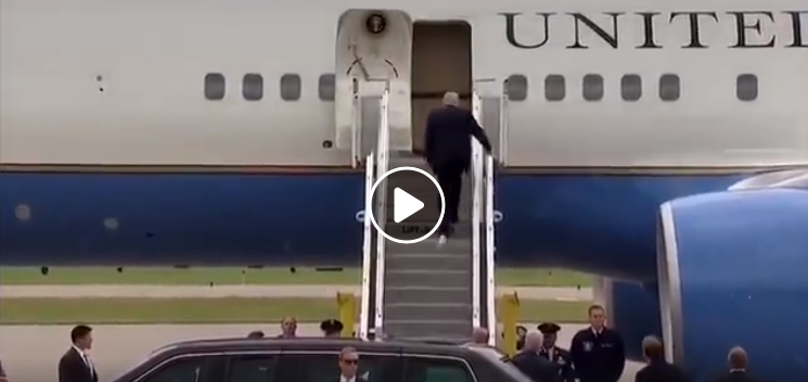 Трамп со тоалет хартија во „Ер форс1“ (видео)