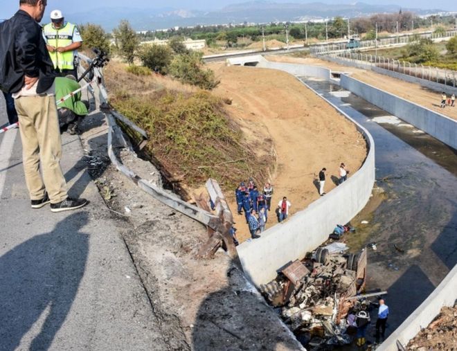 Камион со мигранти излета од патот во Измир, 22 загинати (ВИДЕО)