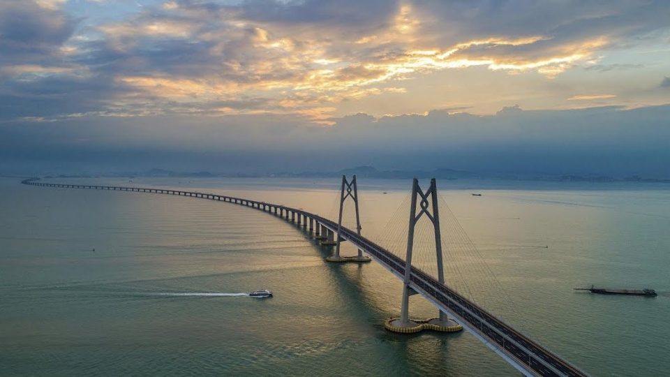 Во Кина отворен најголемиот мост на светот