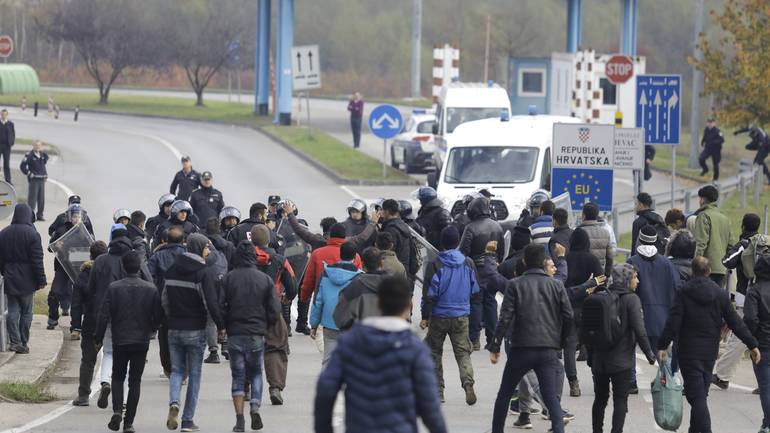 Мигрантите удрија по полицијата, па ја поминаа границата на БиХ