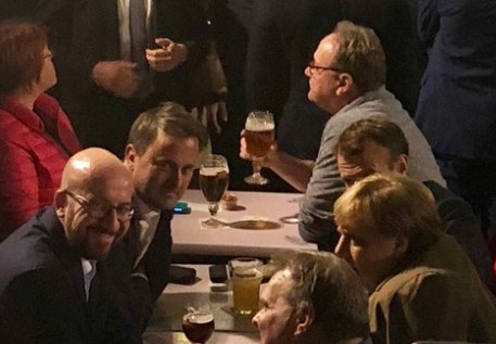 Макрон и Меркел седнаа на по едно пиво (ВИДЕО)