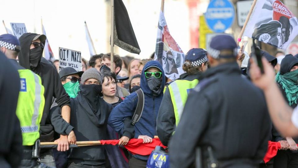 Десничарски марш во Лондон прерасна во насилство (ВИДЕО)
