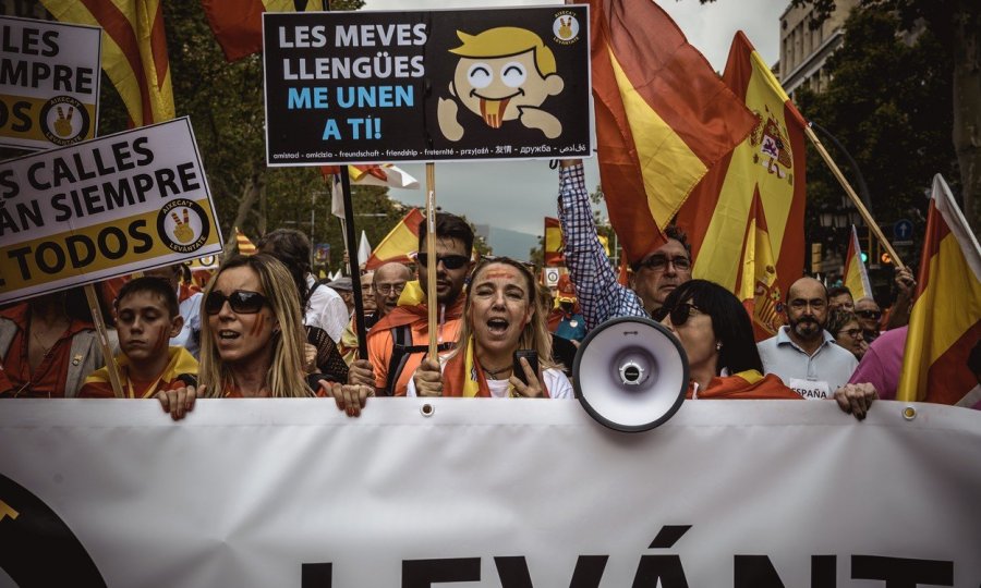 Илјадници луѓе излегоа на улиците во Барселона – гореше каталонското знаме (ВИДЕО)