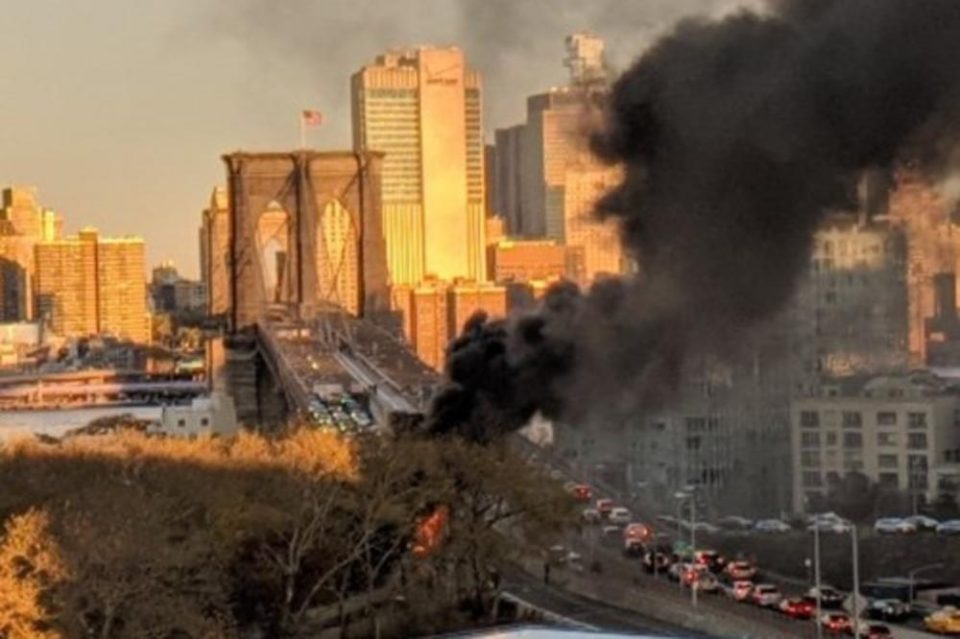 Во пламен познатиот  Бруклински мост