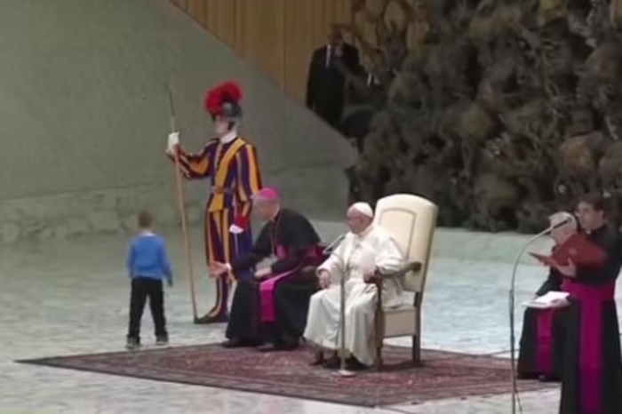 Глувонемо дете  ја прекина аудиенцијата на папата