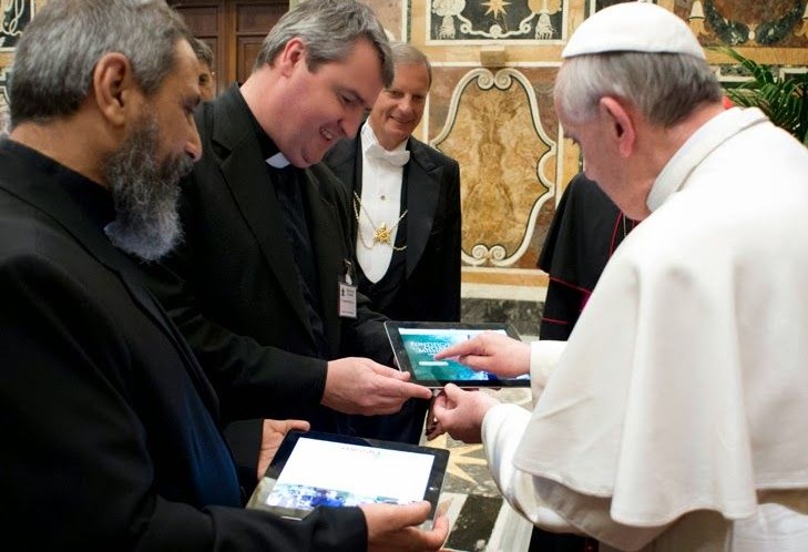 Ватикан ги повика свештениците да користат интернет