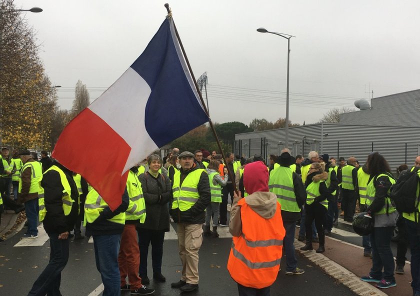 Повторно протести во Франција откако вчера беа повредени над 400 луѓе