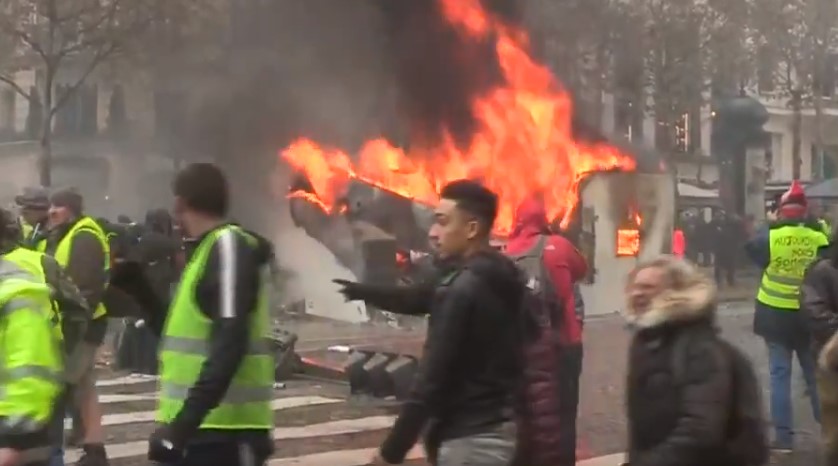 Жестоки протести во Париз поради високите цени на горивата (ВИДЕО)