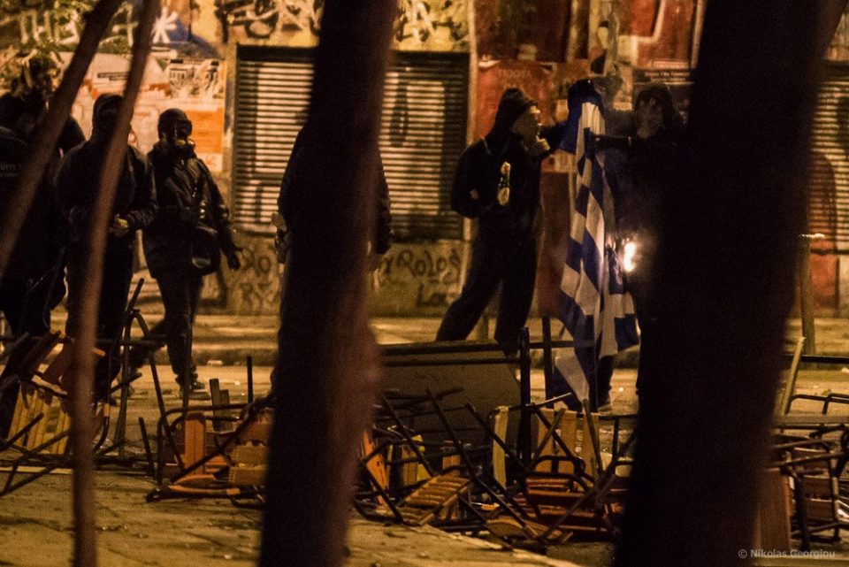 Гореше Атина – 19 уапсени, запалено и грчкото знаме (ФОТО)