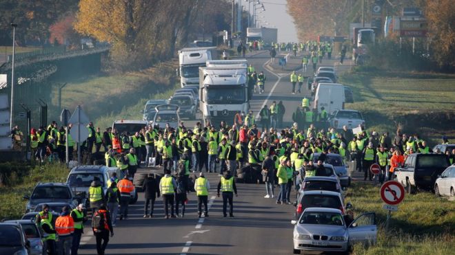 Една жртва и преку сто повредени на протестите во Франција (ВИДЕО)