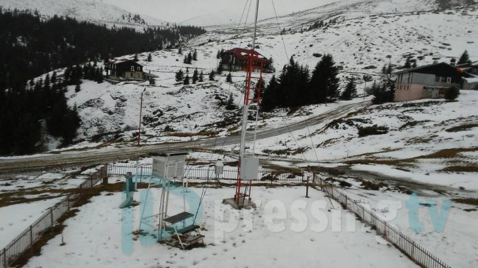 Попова Шапка покриена со 26 центиметри снег