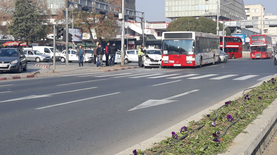 Автобус се заби во такси возило (ФОТО)