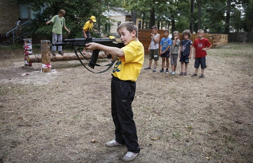 Осумгодишни деца учат да убиваат Руси (ФОТО)