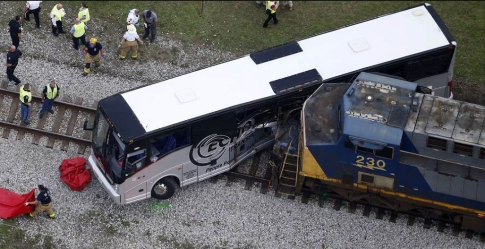 Воз удри во автобус – двајца повредени