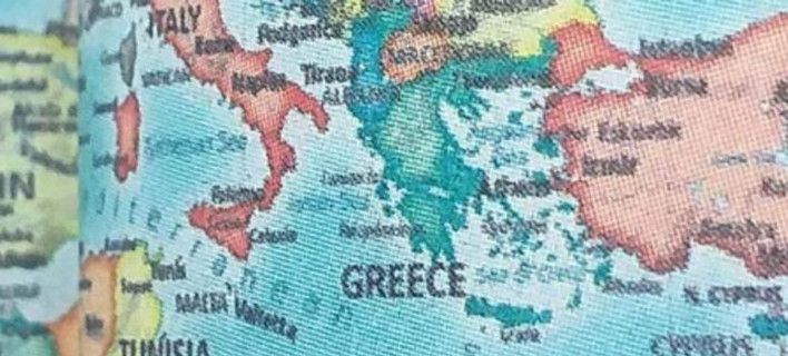 Грчката полиција на нозе – на новогодишните календари наместо ФИРОМ отпечатена „Македонија“