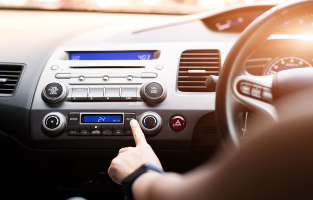Што слушате додека возите? Ова се петте најопасни песни