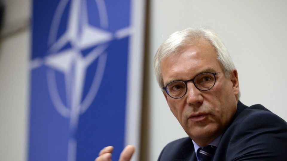НАТО води политика на заплашување во односите со Москва