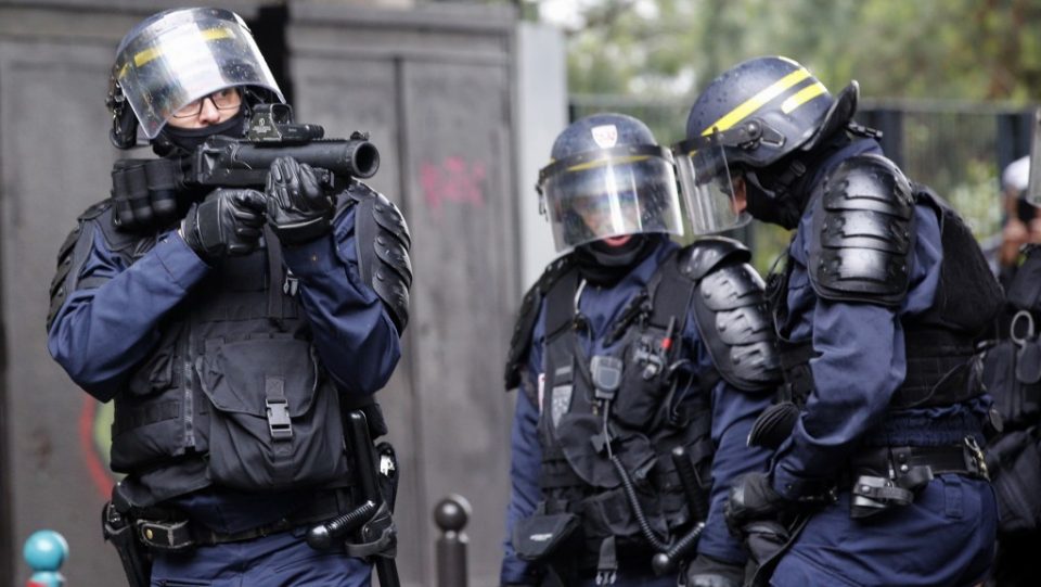 Француската полиција се доопремува со несмртоносно оружје