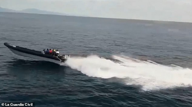 Како на филм – Шпанската полиција со бродови спречи бегство на дилери на дрога во Мароко (ВИДЕО)