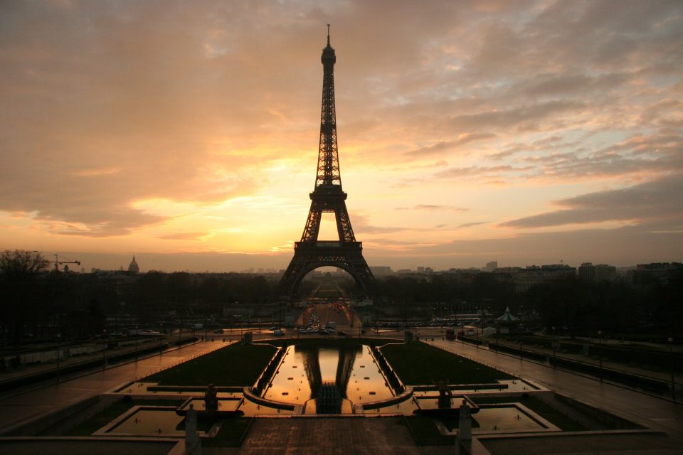 Ајфеловата кула ќе се затемни на полноќ во спомен на жртвите од нападот во Стразбур