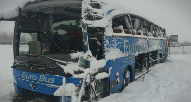 Вака изгледа македонскиот автобус што се преврте кај Лесковац (ФОТО)