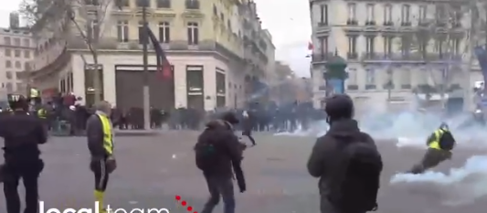 Демонстрантите паѓаат како покосени (ВИДЕО)