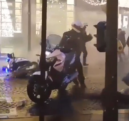 Како тепа француската полиција кога ќе ја нападнат (ВИДЕО)