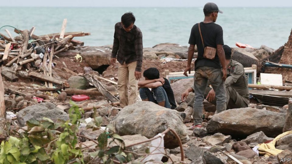 Бројот на загинати во цунамито во Индонезија достигна 373 лица