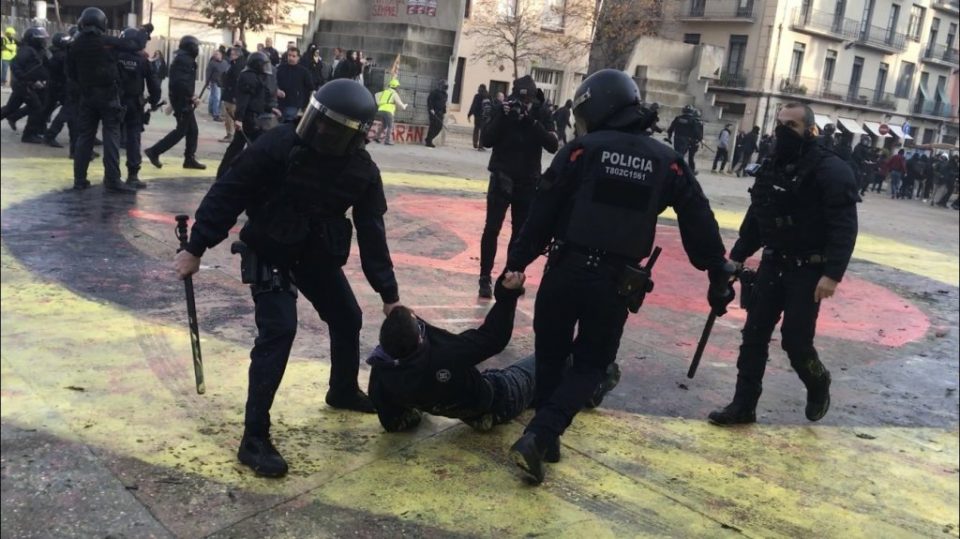 Шест полицајци повредени при судири меѓу полицијата и демонстранти (ВИДЕО)